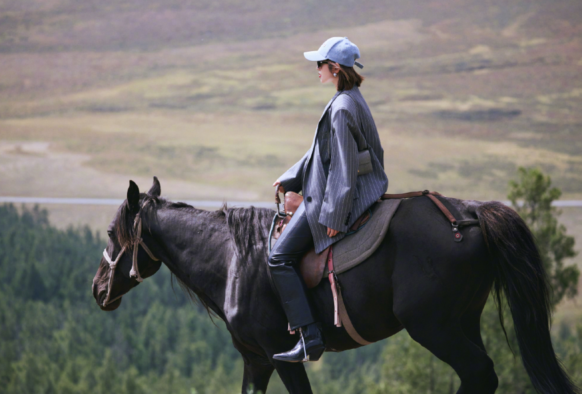 唐艺昕晒游客照,骑马英姿飒爽,女明星的生活真令人羡慕#九月动态激励