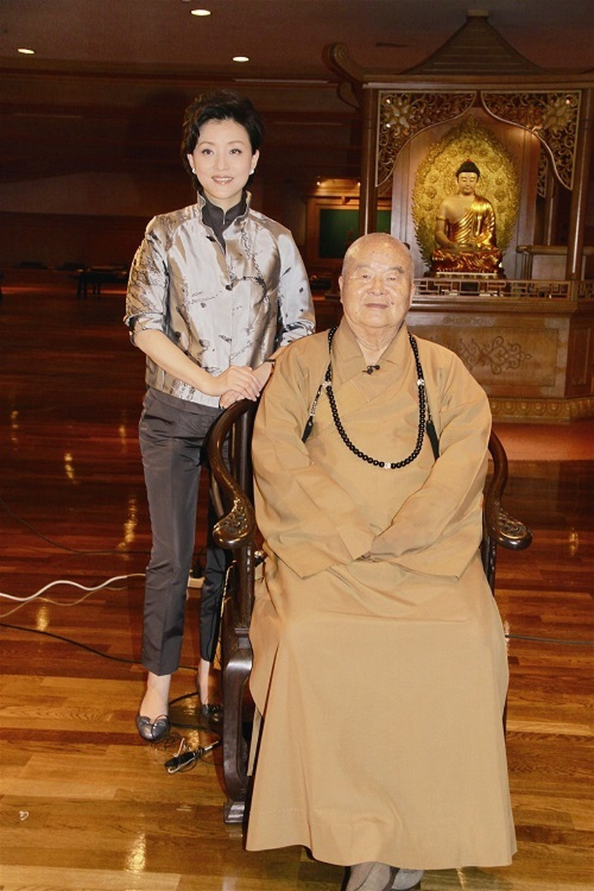 主持人杨澜问星云大师:有些人起的很早,去烧头一炷香,或者半夜就等着