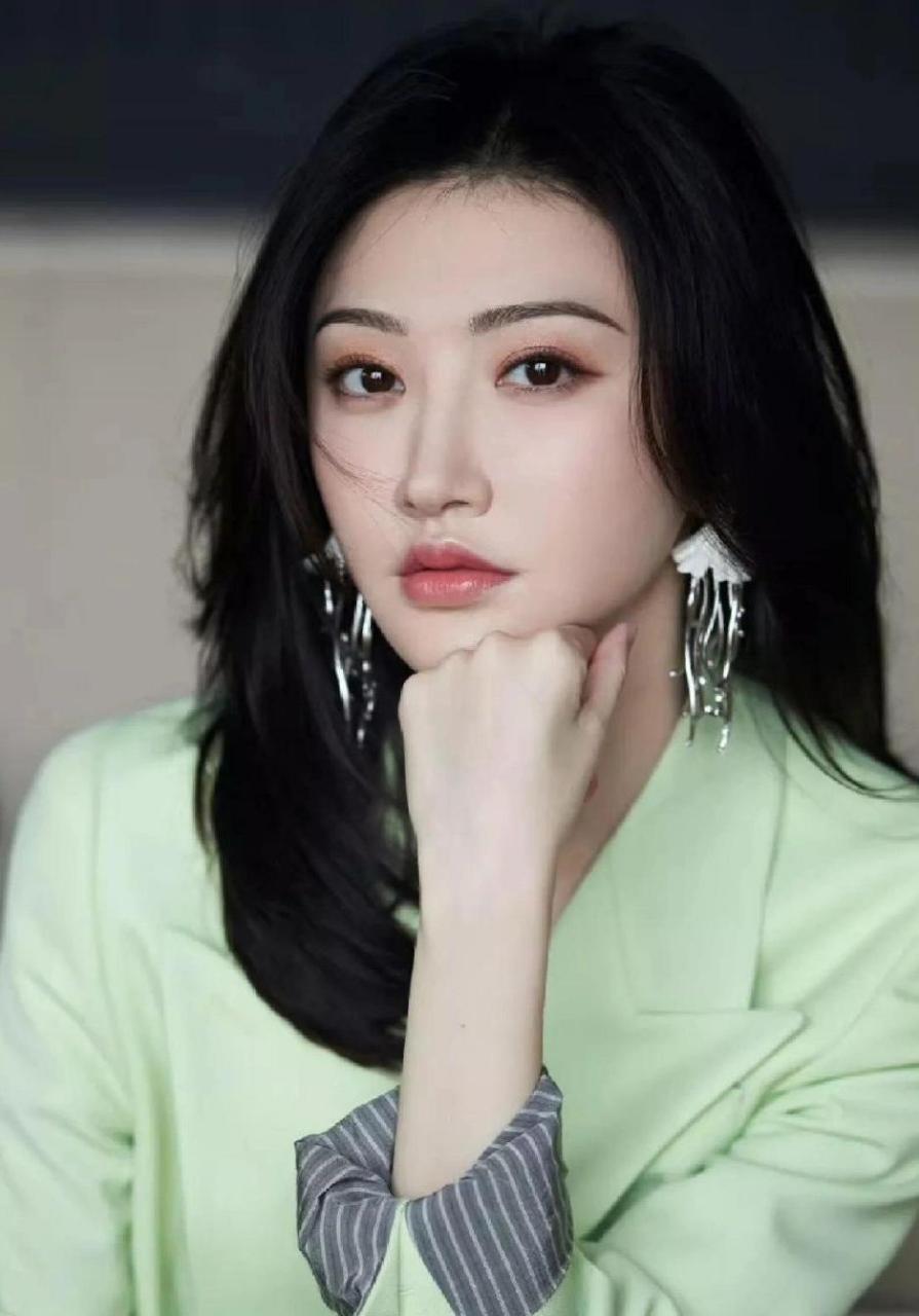 北电校花景甜,越来越有种成熟美的气质了!