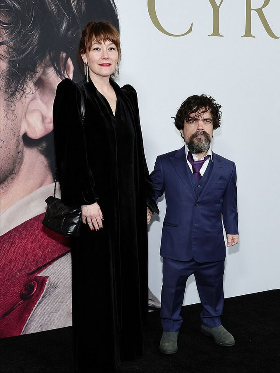 "小恶魔"彼特·丁拉基携娇妻走红毯好甜蜜!妻子穿天鹅绒裙太美