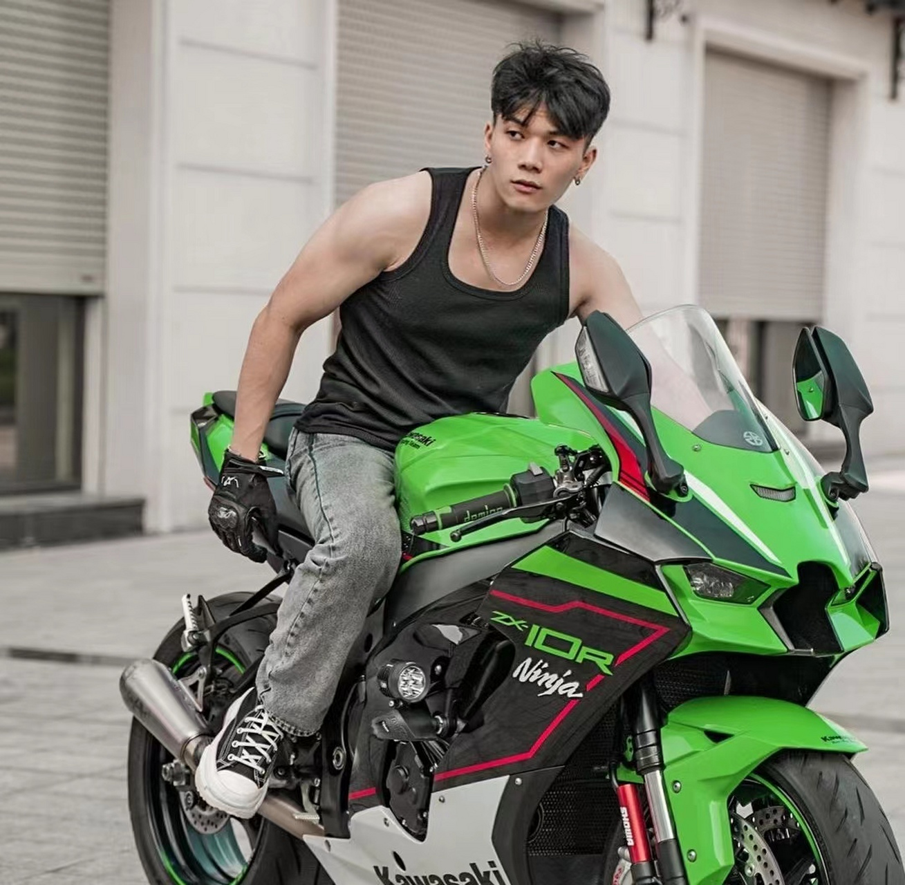 酷酷的机车男孩,身材再好颜值再高,都不及那一条腹毛抢镜!