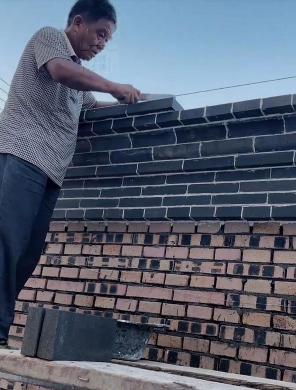 花重金请的泥瓦匠老师傅,技术真不错!