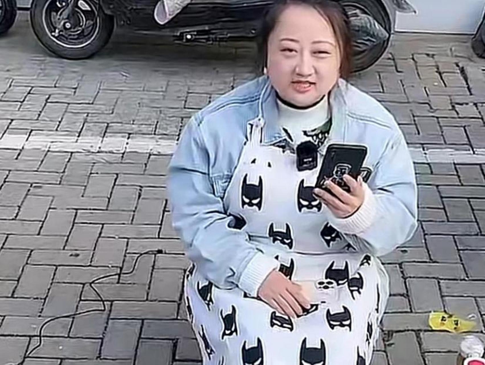 演员臧洪娜邓宁在街头摆地摊,卖力吆喝生意冷清,半天只卖9.