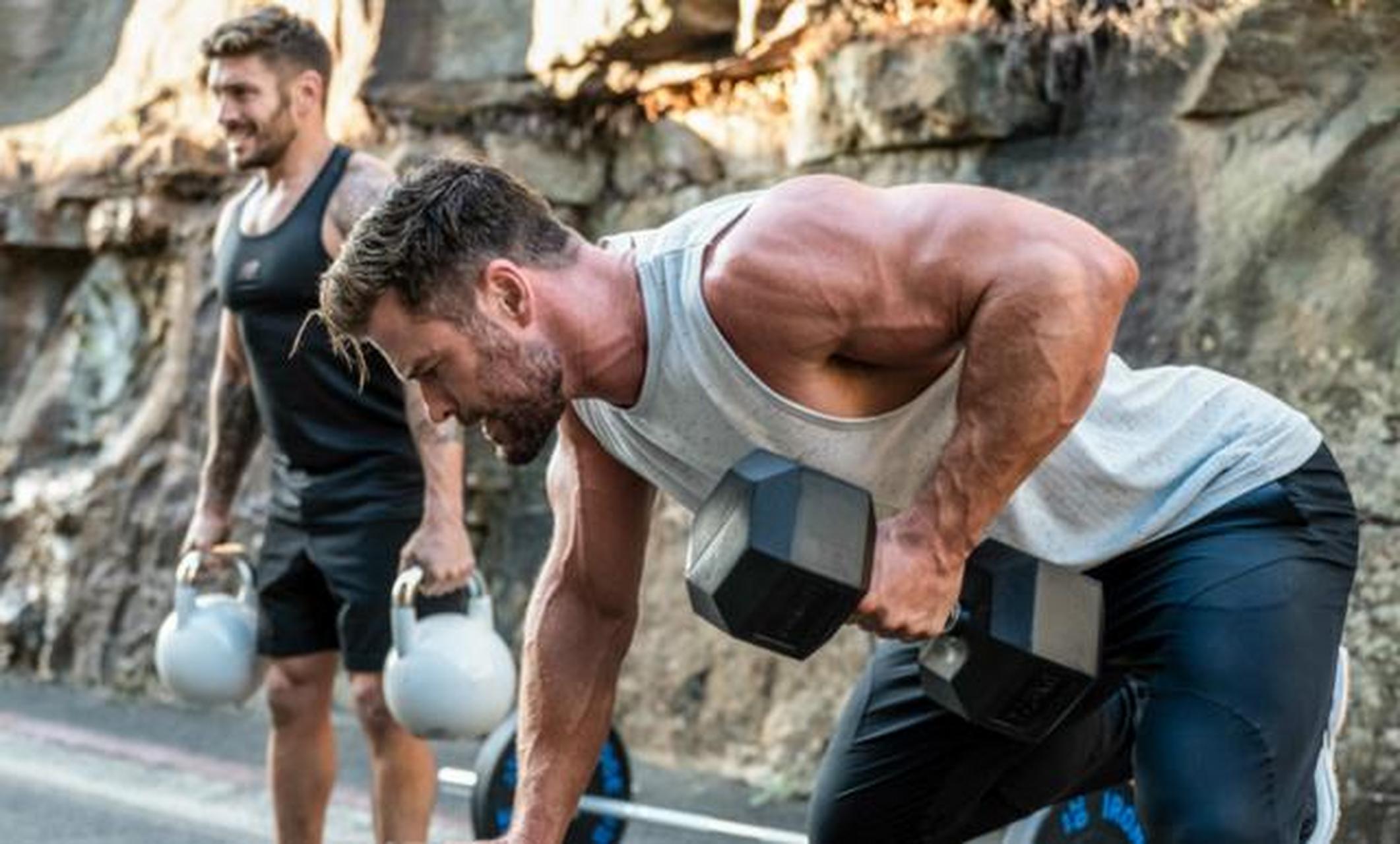"锤哥"克里斯·海姆斯沃斯的最新健身写真曝光,手臂肌肉大块青筋暴起