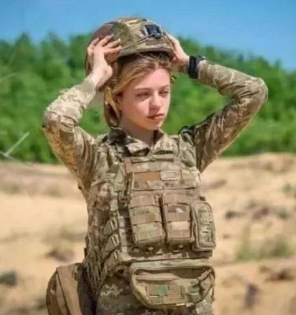 在上战场之前,乌克兰的女战士艾琳娜发布了一张她身穿军装的照片,她的