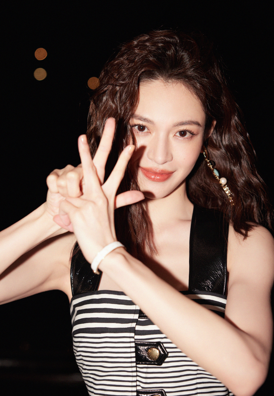 钟楚曦这次看秀造型也太好看了吧,卷发搭配黑白条纹短上衣,白色半身裙