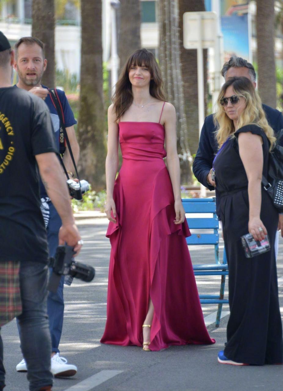 法国女演员annabelle belmondo,齐刘海配吊带裙看上去真的很美,平领