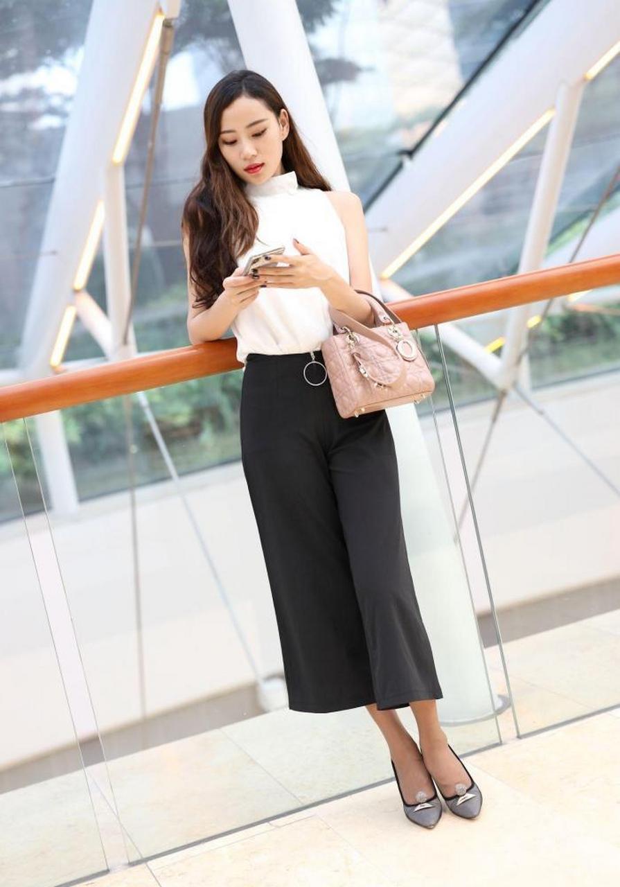 美女图集:七分阔腿裤搭配尖头高跟鞋_ 穿出你的时尚气质