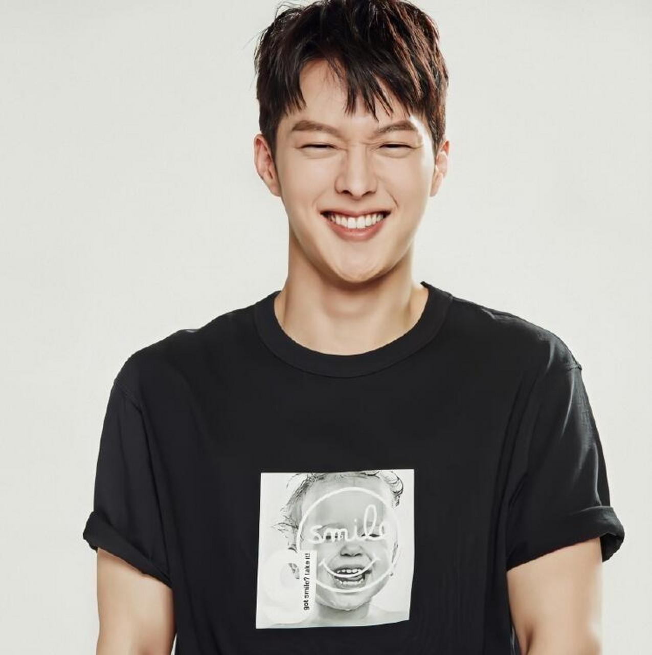 女友视角下的张基龙 休闲正装同样帅气