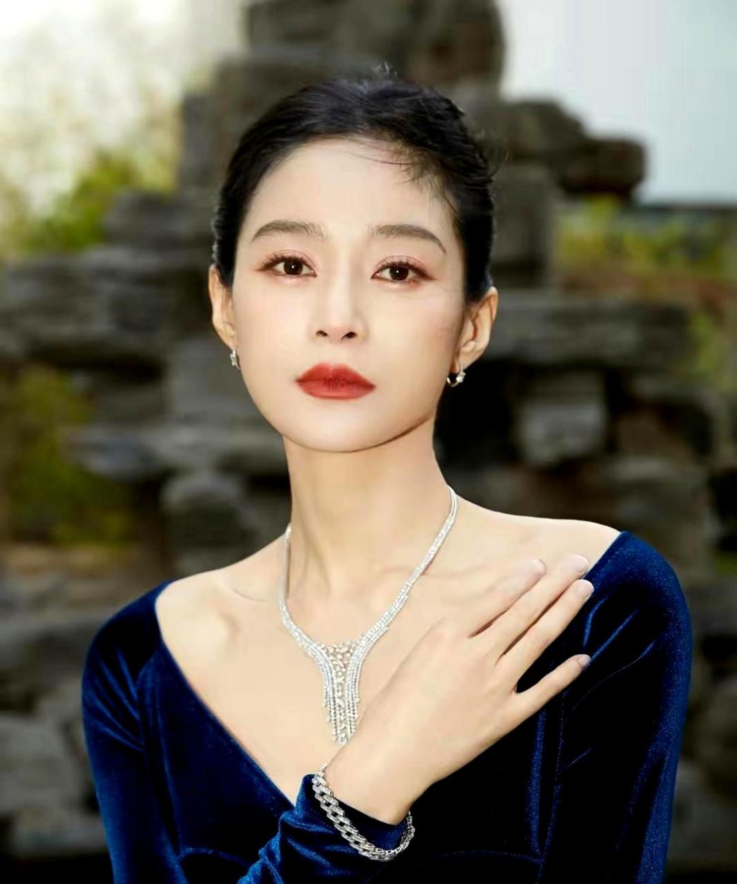 王媛可女星晒出大半身写真,皮肤雪白,锁骨精致,彰显高贵典雅气质.