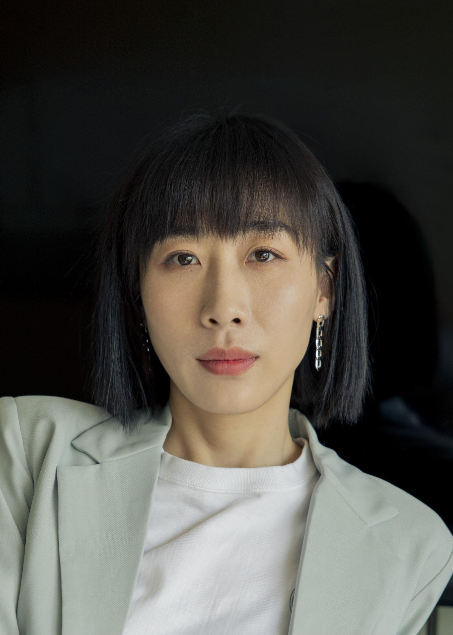 作为一名话剧演员出身的任素汐,近年来逐渐成为了实力派演员和歌手,她