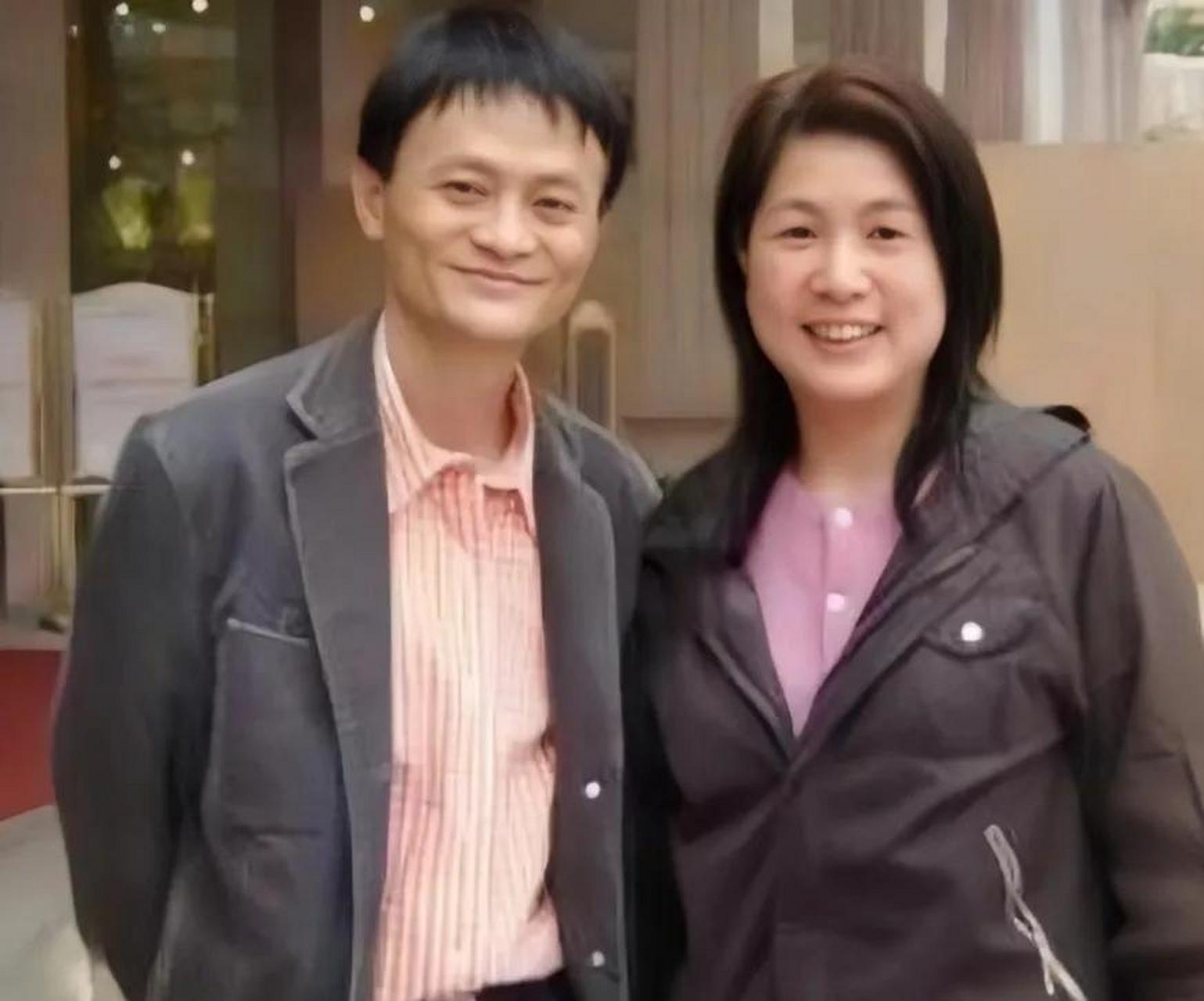 眼前这两位,大家应该都发现熟悉了,他们是马云和妻子,他们看着穿着