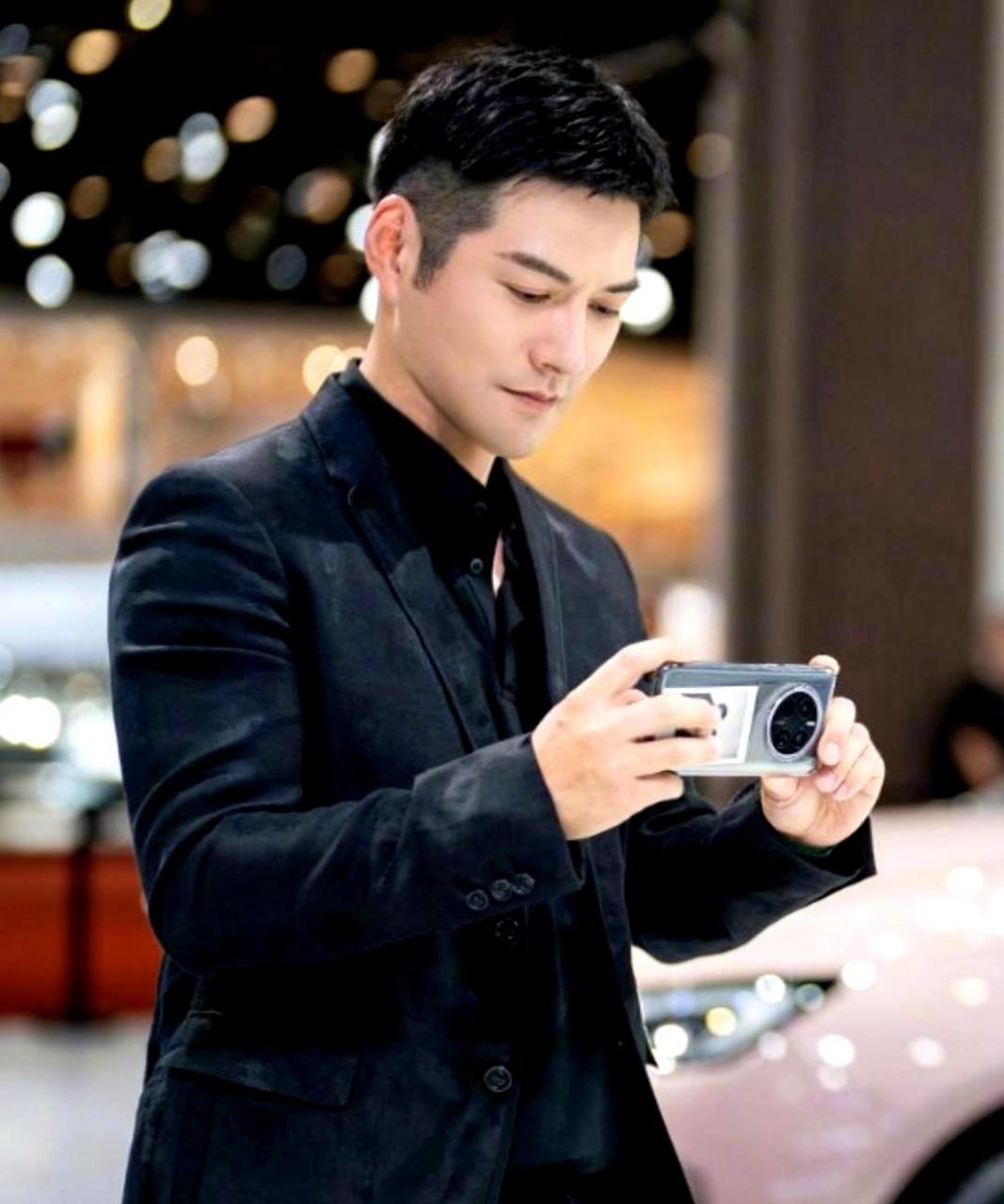 严屹宽颜值回到巅峰,参加活动时瘦了一圈,肤色也变得白皙,刮掉胡子后