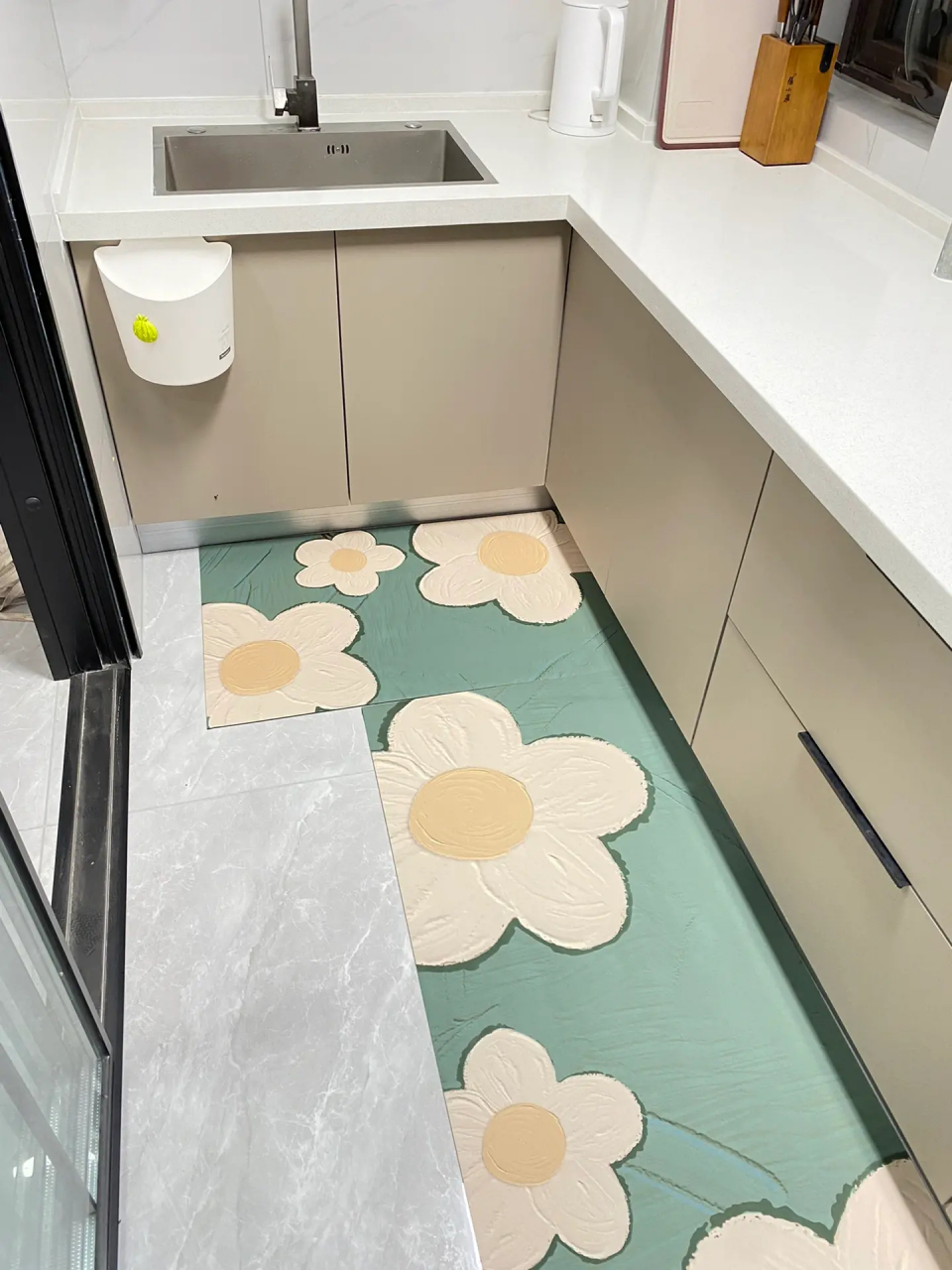 每次做饭的时候,油点,水点都会滴在地板上,很容易黏糊糊的,还要花费