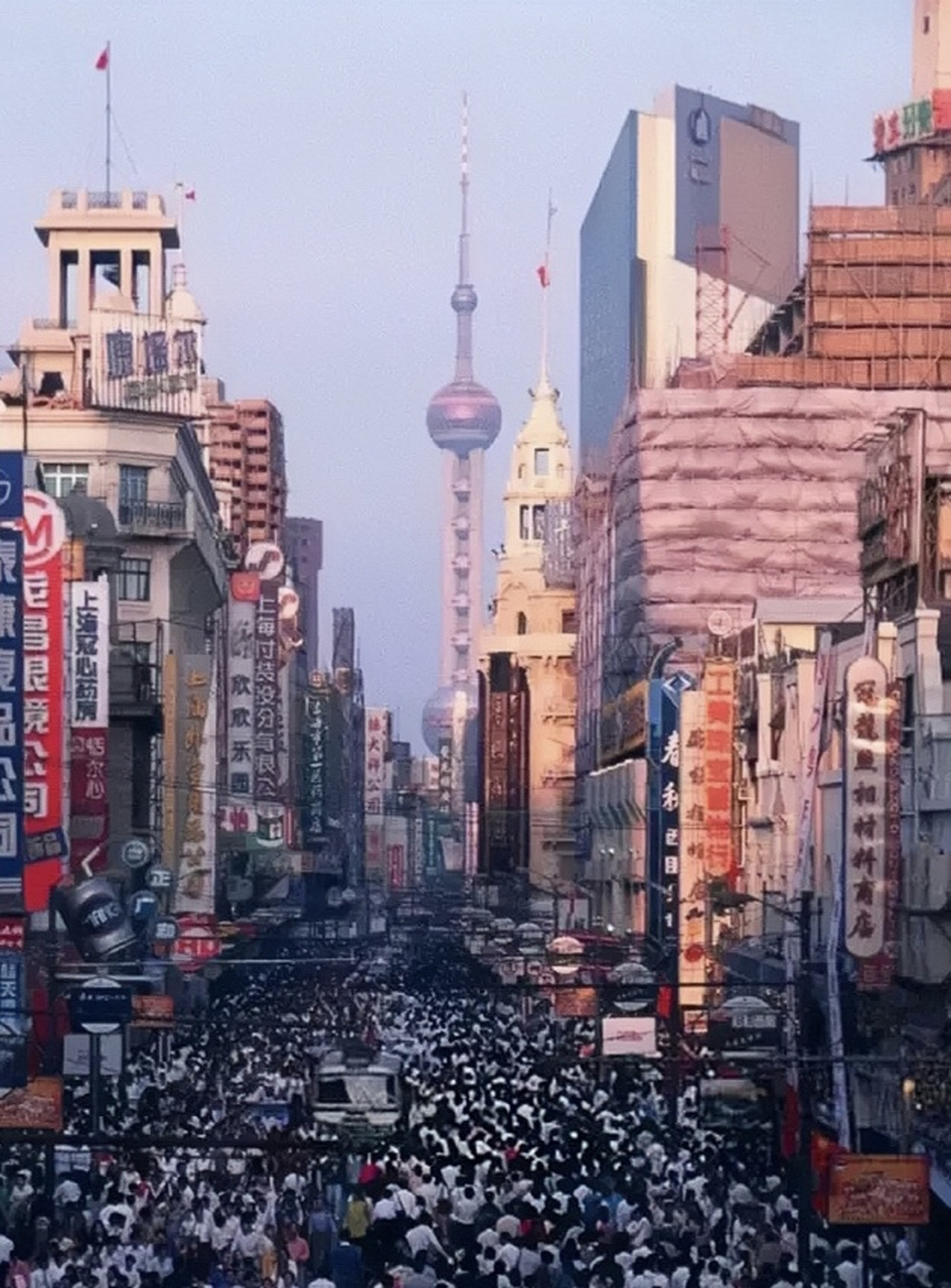 这可不是电影中的场景,而是1995年的上海街头