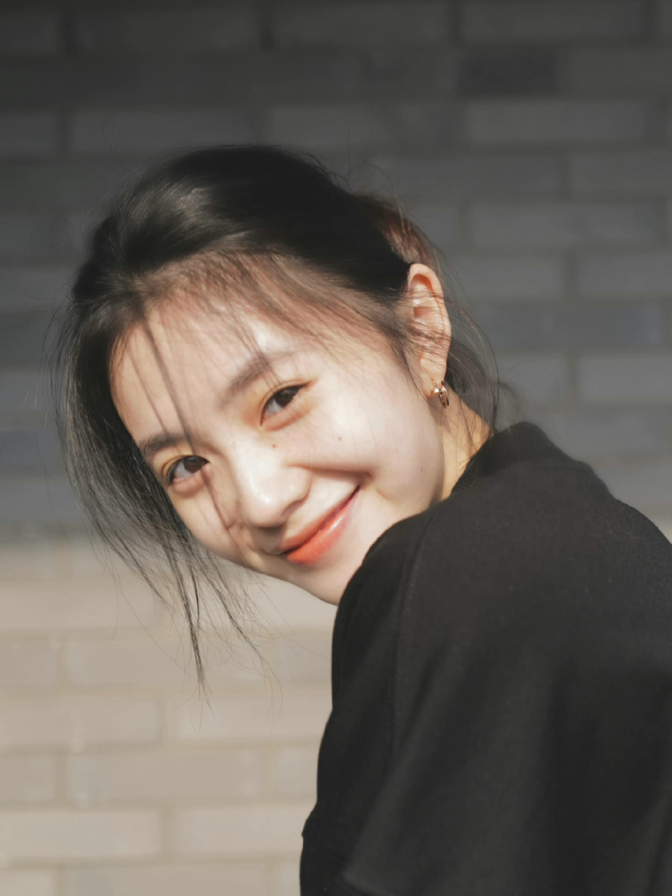 刘浩存晒出一组素颜营业照 身穿黑色基础款圆领套头卫衣, 用黑色鲨鱼