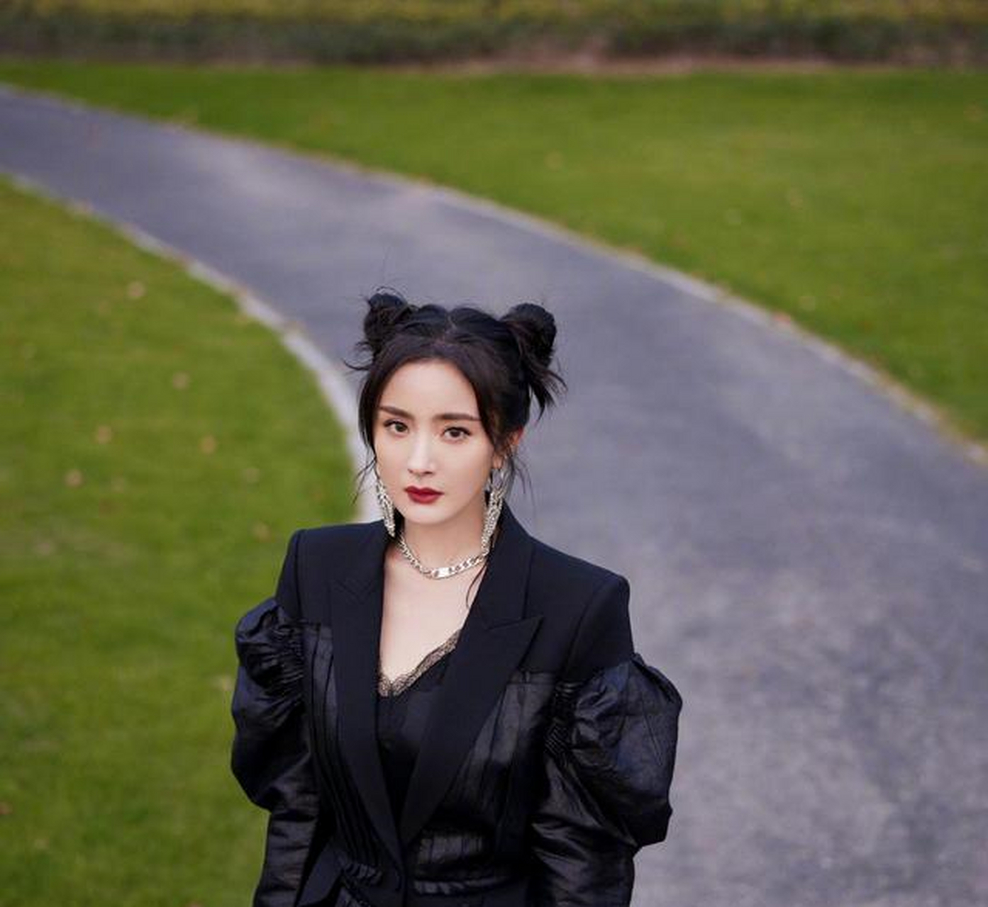 组图:杨幂哪吒头造型写真曝光 化身小魔女青春减龄[鲜花]
