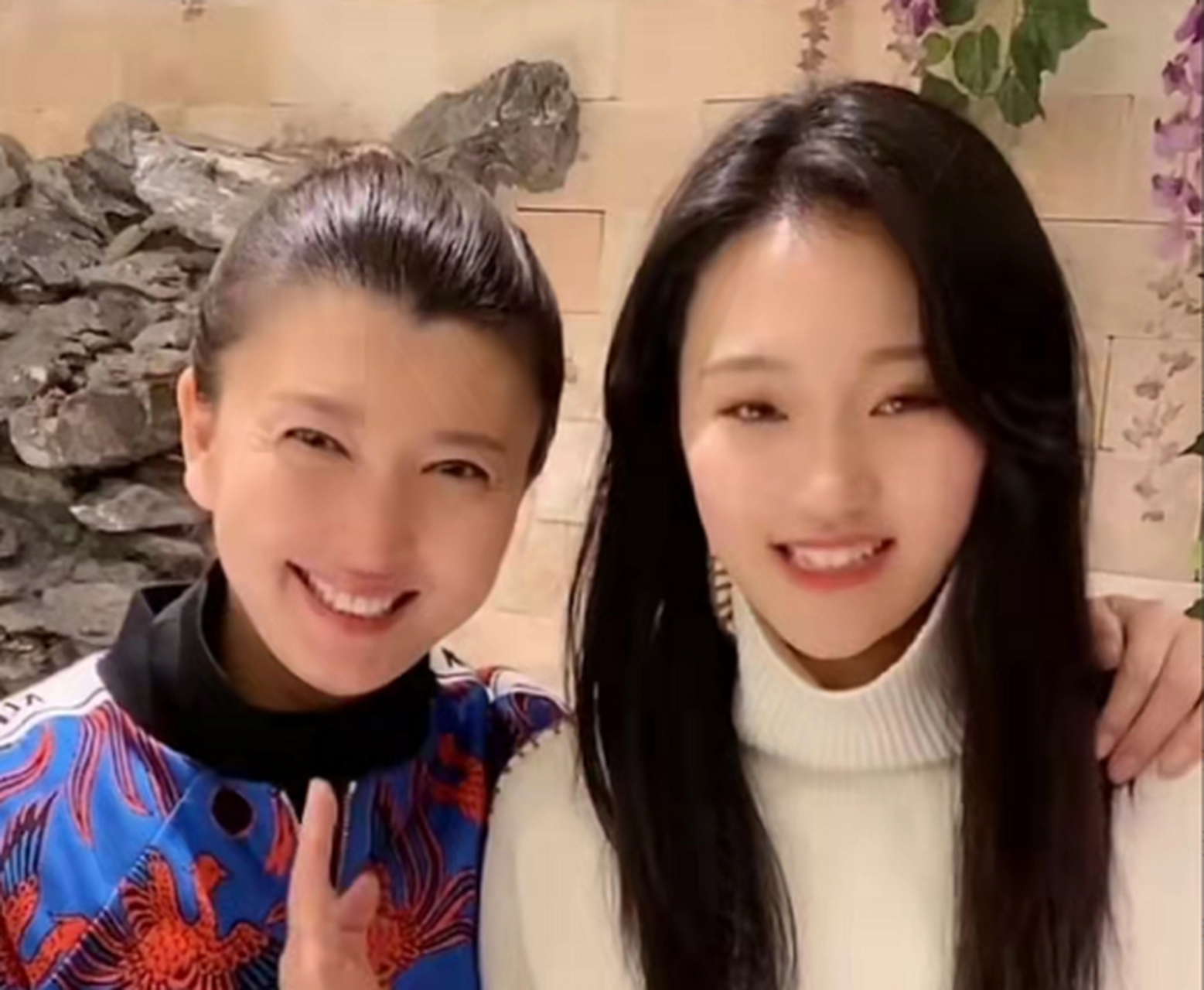 闫学晶儿媳疑怀孕,素颜露面小腹凸,出行专车接送被婆婆宠成公主