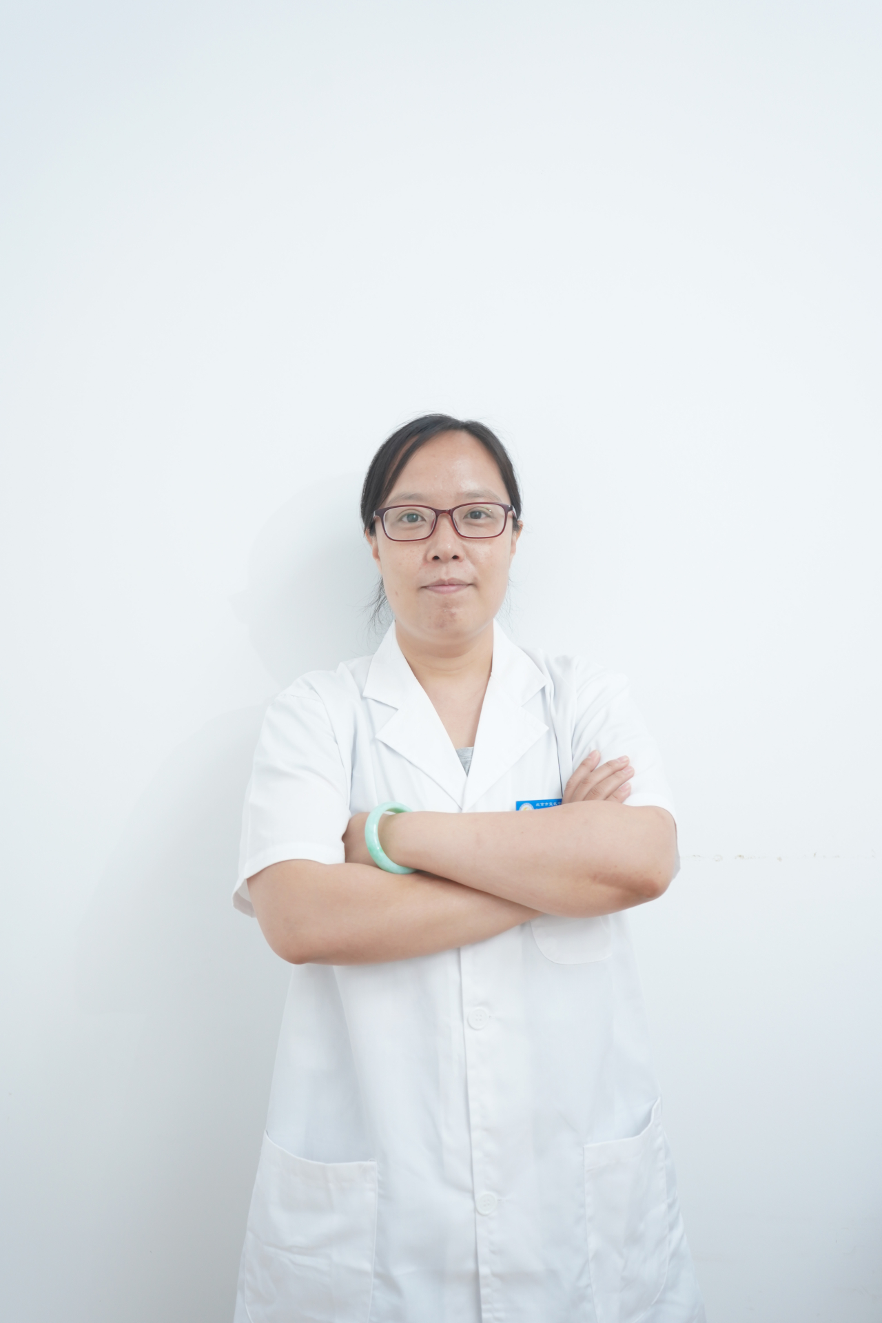 别的病我不敢说,肺病是我的强项 大家好,我叫张蕊,一个专治肺病的医生