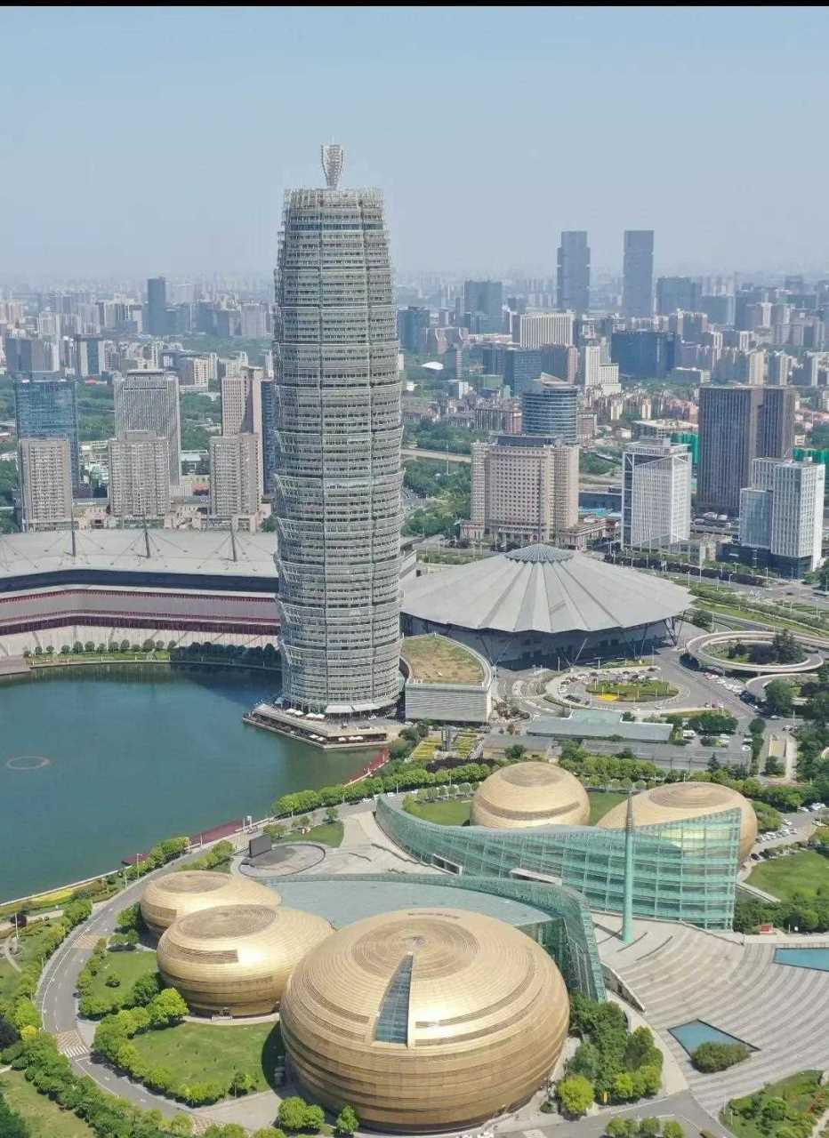早就听说郑州有个"大玉米",造型奇特还是看夜景的好地方.