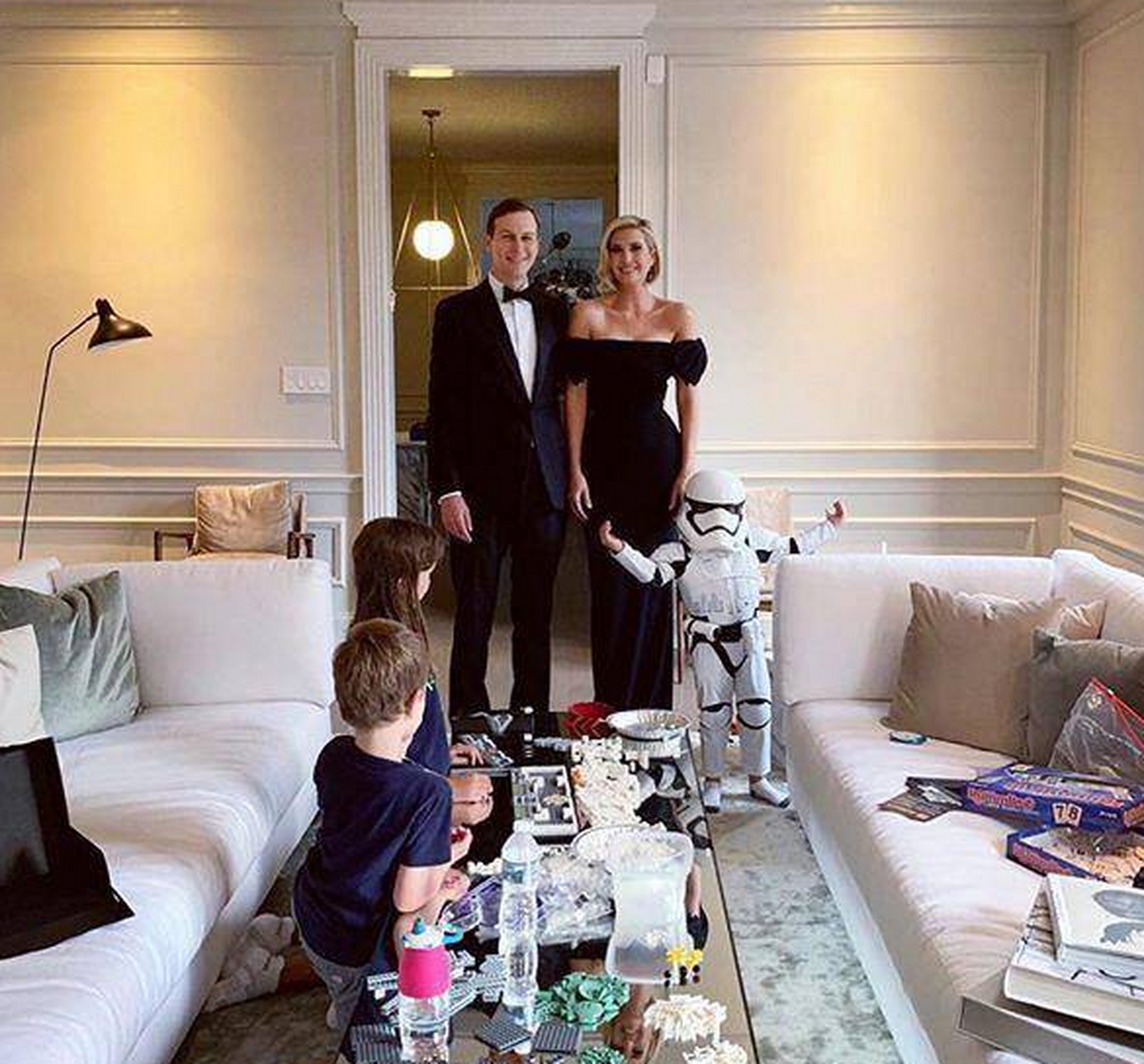 伊万卡晒一家5口俏皮照!穿一字肩鱼尾裙秀小蛮腰,儿子成功抢镜