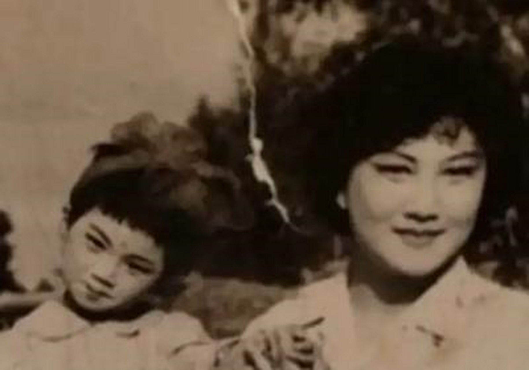 你想不到高秀敏年轻时,身材苗条,五官清秀,完全不是我们平时看到她的