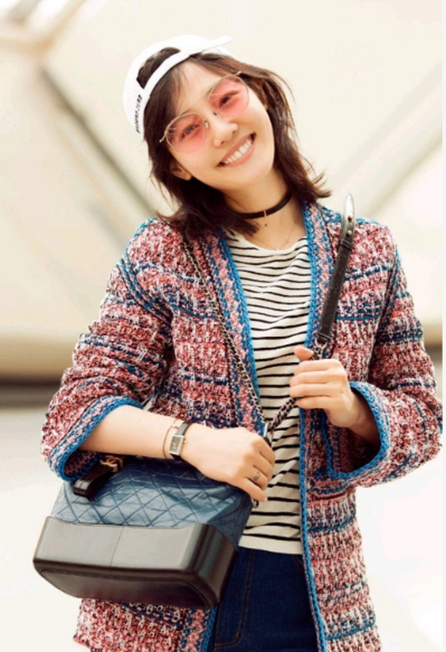 白百合穿衣真的很有格调,小香风外套搭配拼接牛仔裤,调皮时髦