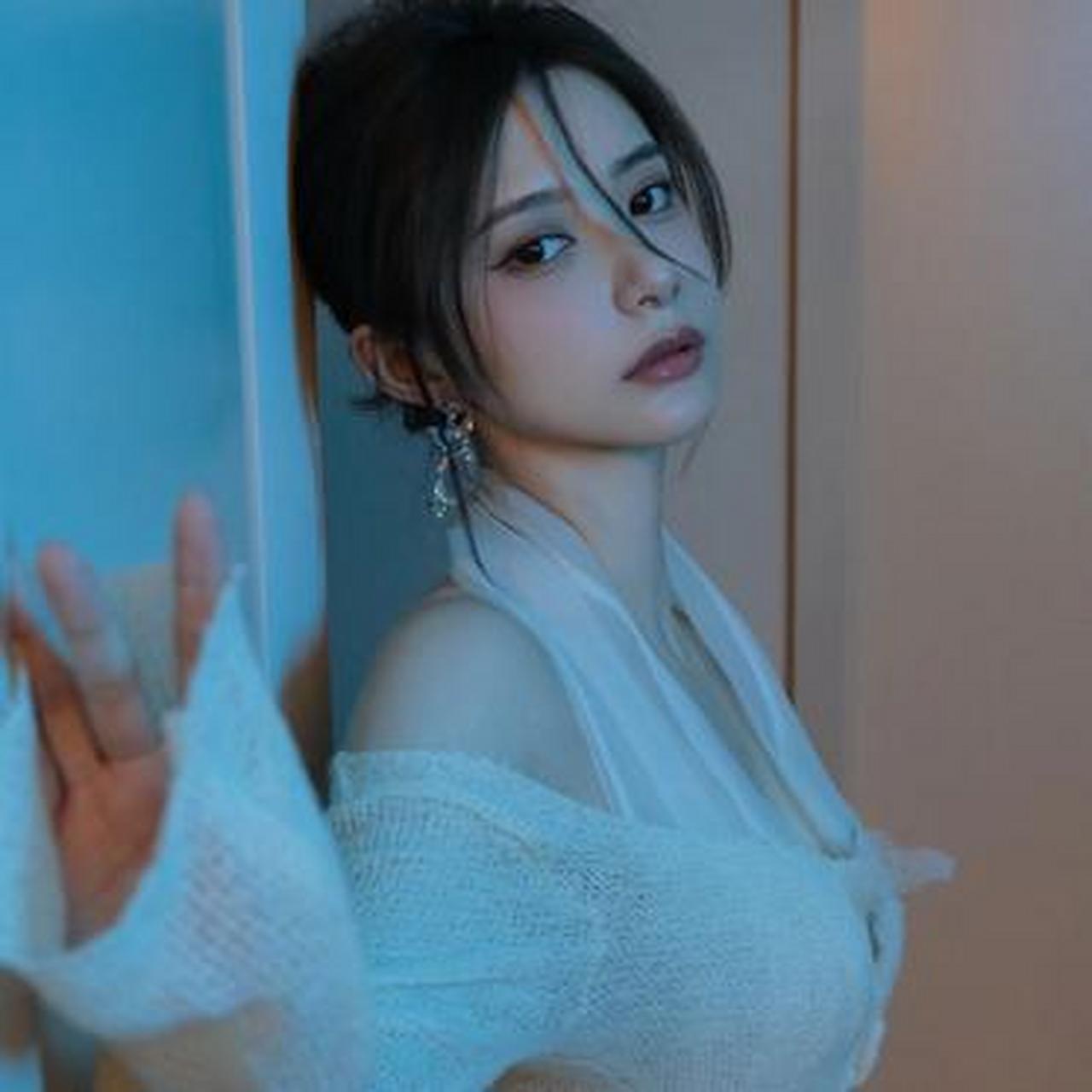时尚博主"张佐佐"晒居家氛围私服照,穿挂脖针织连衣