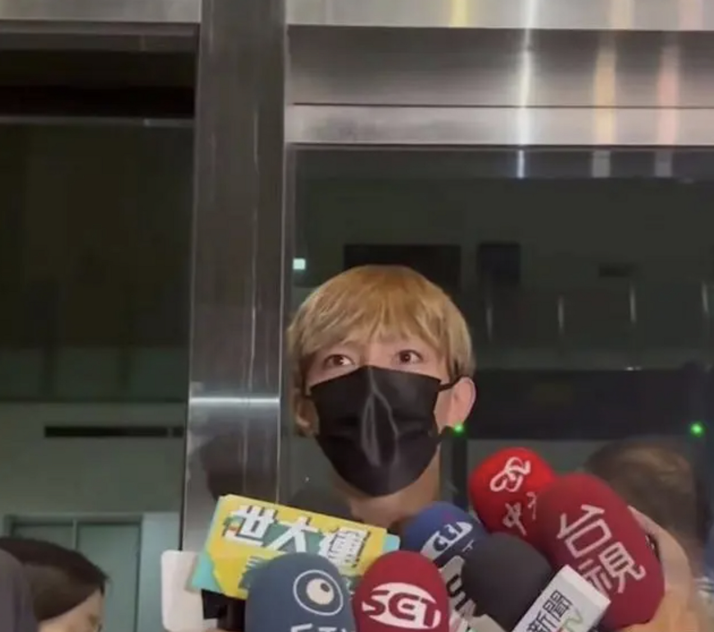 台媒拍到炎亚纶和阿本外出后一起回到曾经的住处, 即使陷入低谷,阿 