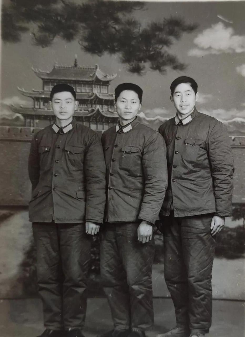 百家号星火计划# 军人老照片:三个同年入伍的老乡合照.
