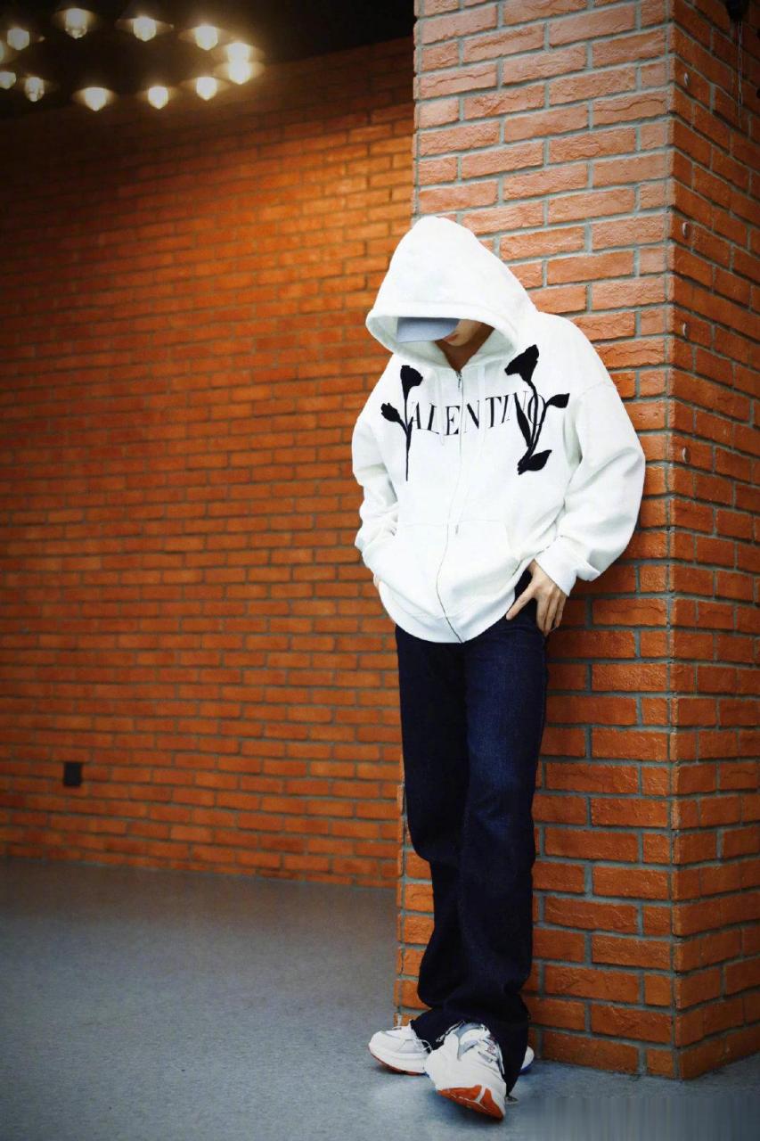 丁程鑫白色连帽卫衣叠戴棒球帽,帅气少年感拉满