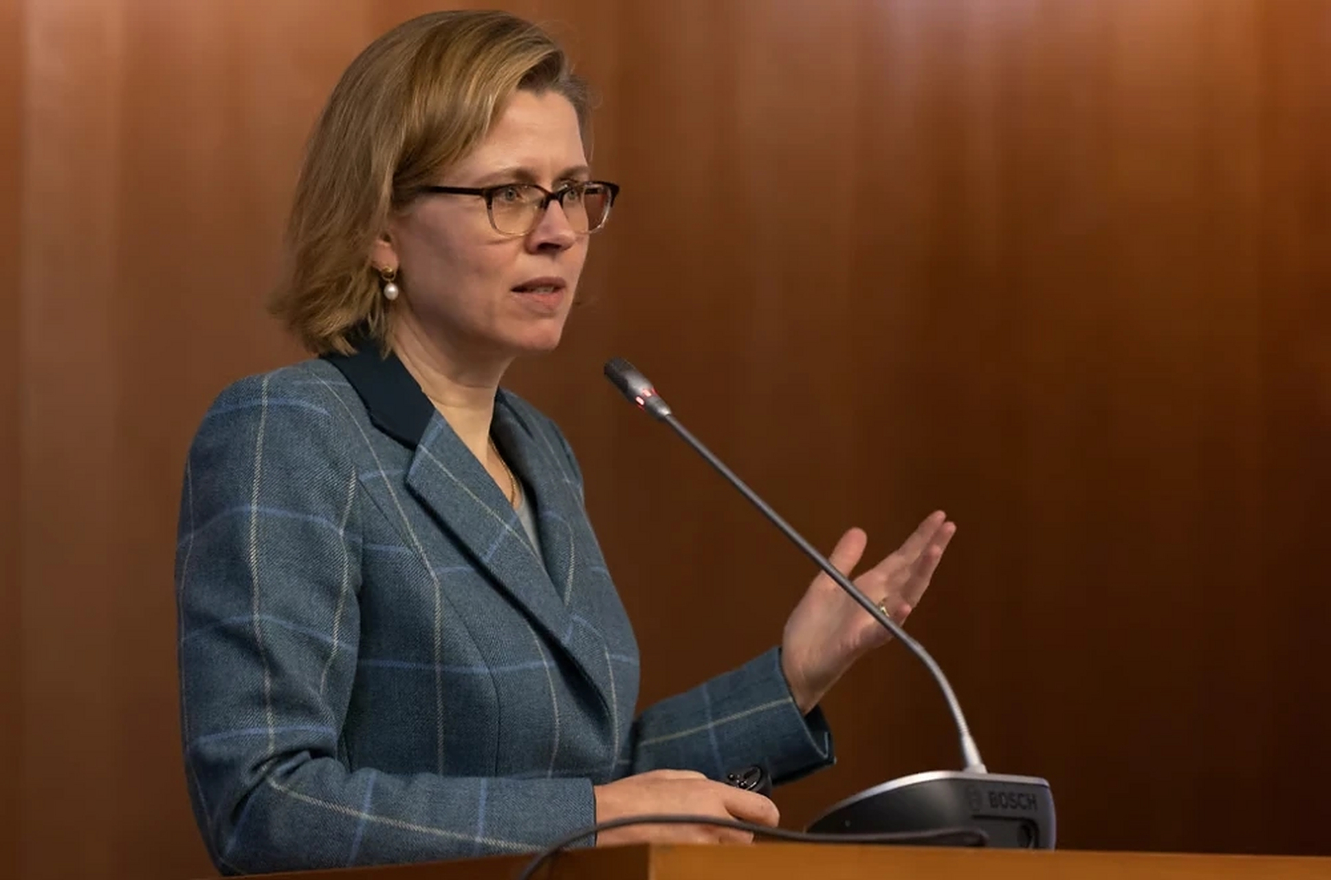 法国总统马克龙公开反对美国耶鲁大学经济学教授菲奥娜·斯科特·莫顿