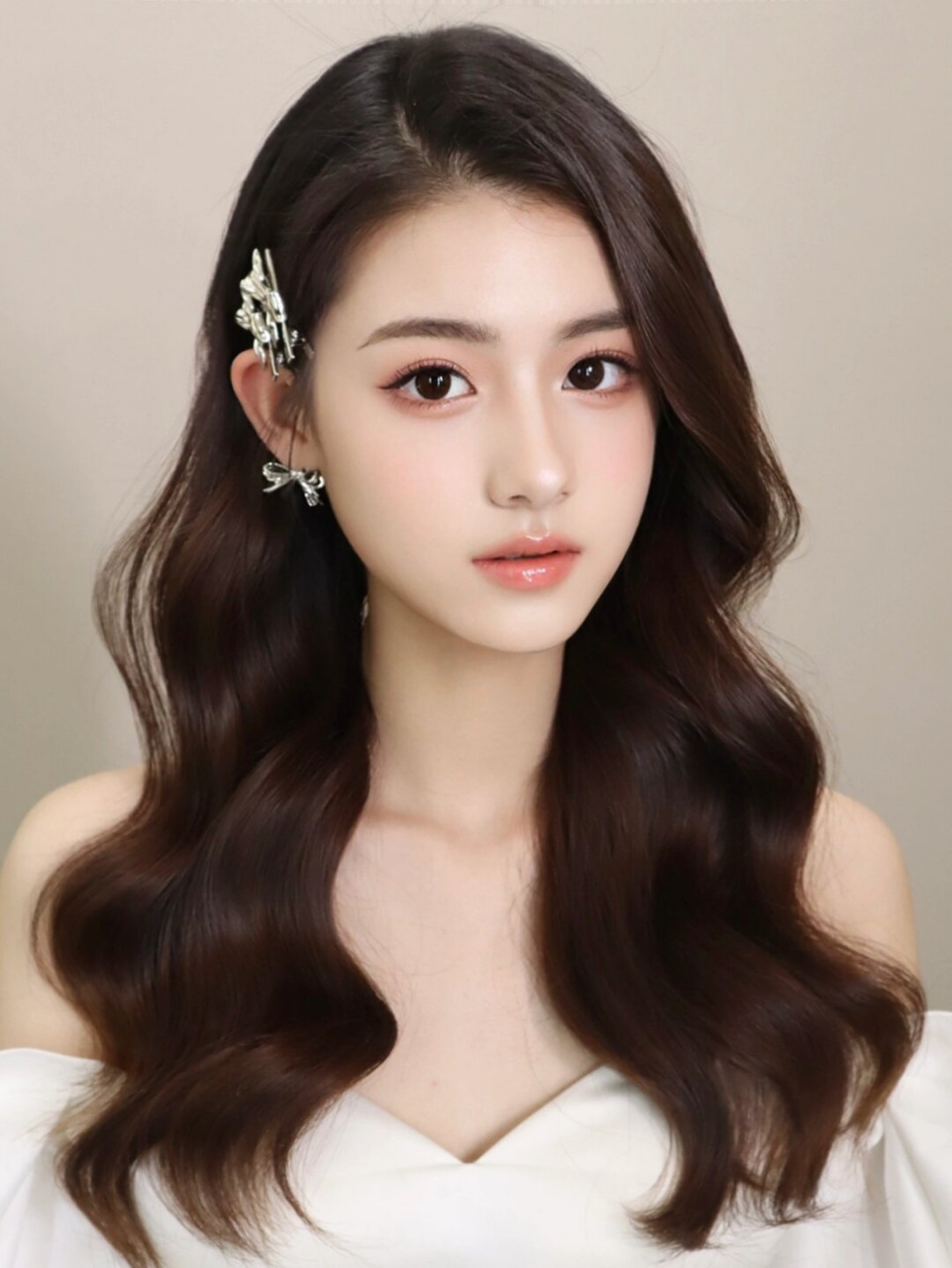 富家千金新娘妆,乖乖女上线  这个妆容乖巧而精致,大直径的美瞳和眼睑
