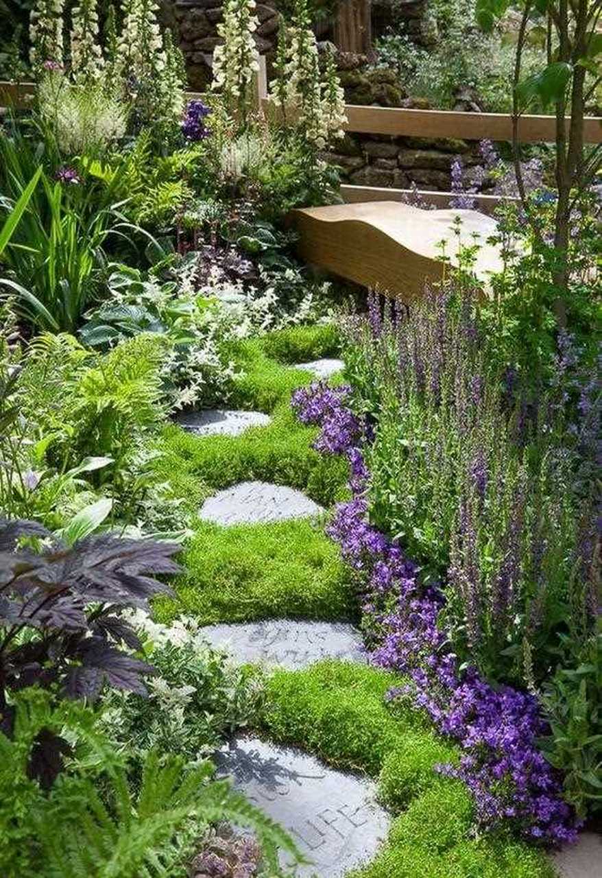 [笑] 花园小径,讲究点缀其间,穿行其中,不妨碍欣赏花花草草,单独看,又