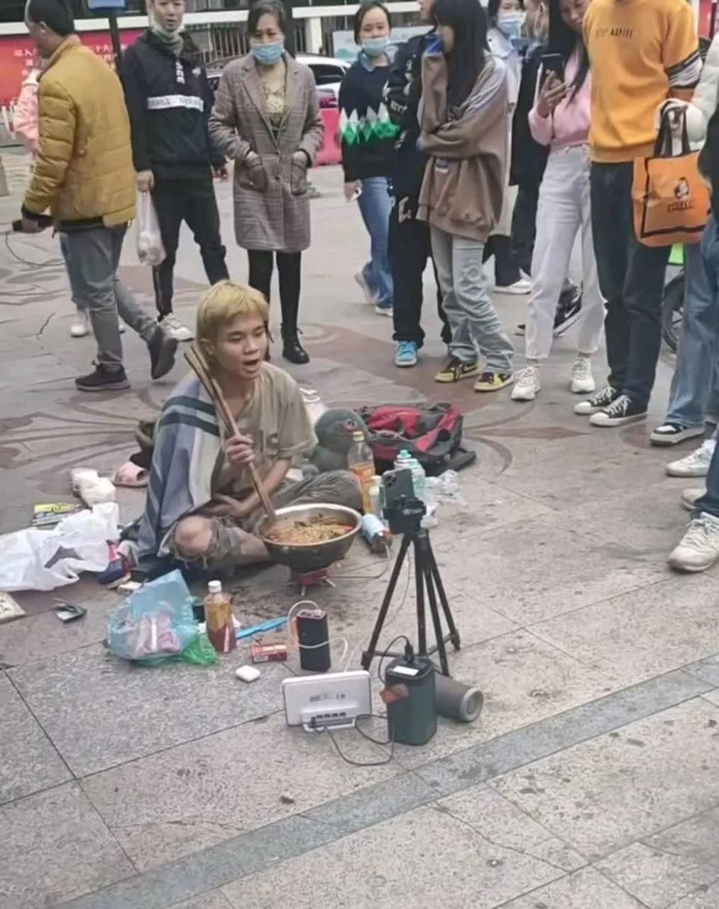 不知道乞丐会直播,还是冒充直播?[抠鼻]