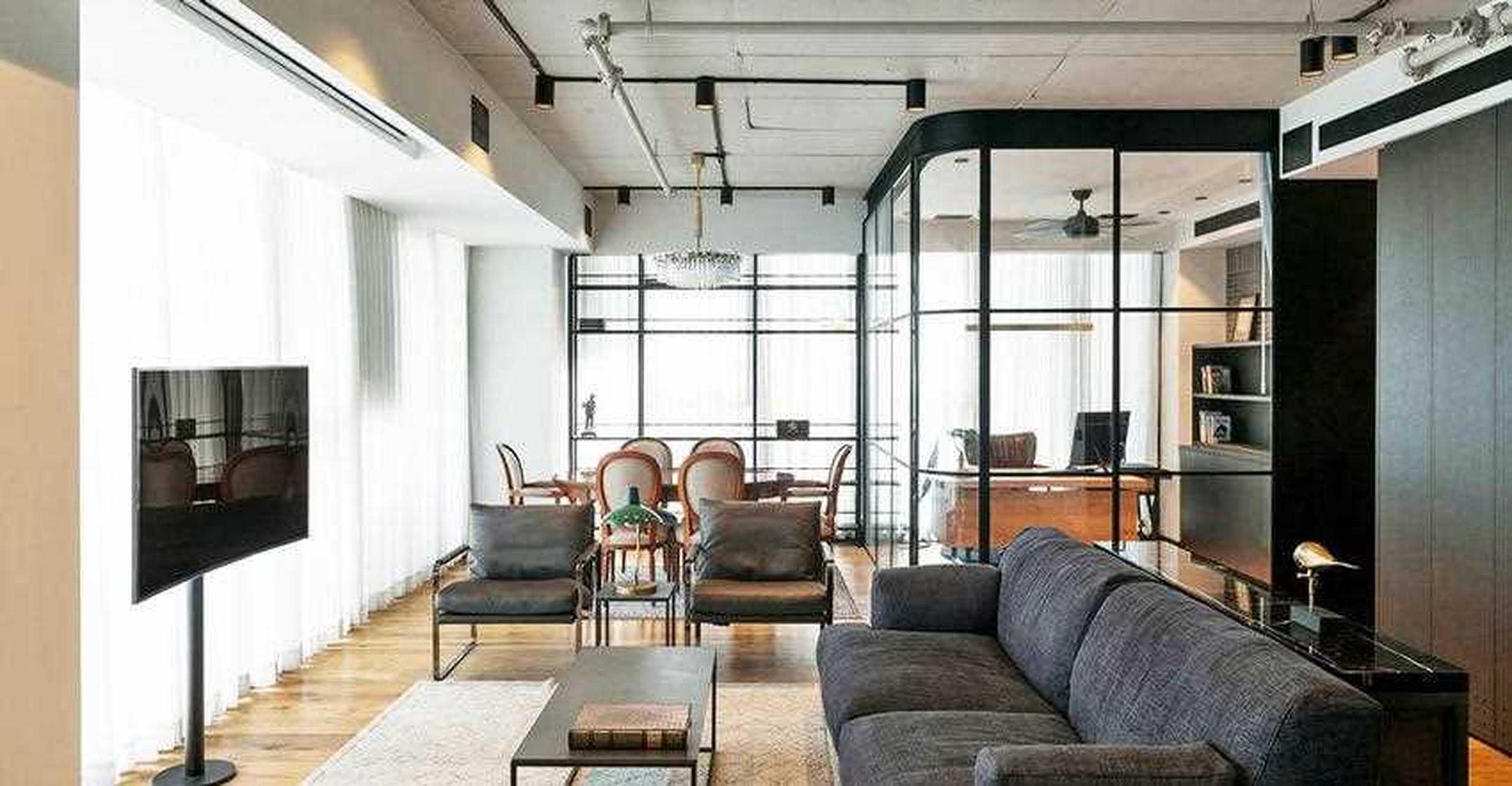 开放式的客厅拥有两面采光,直立式电视省去了电视柜空间,放在靠窗位置