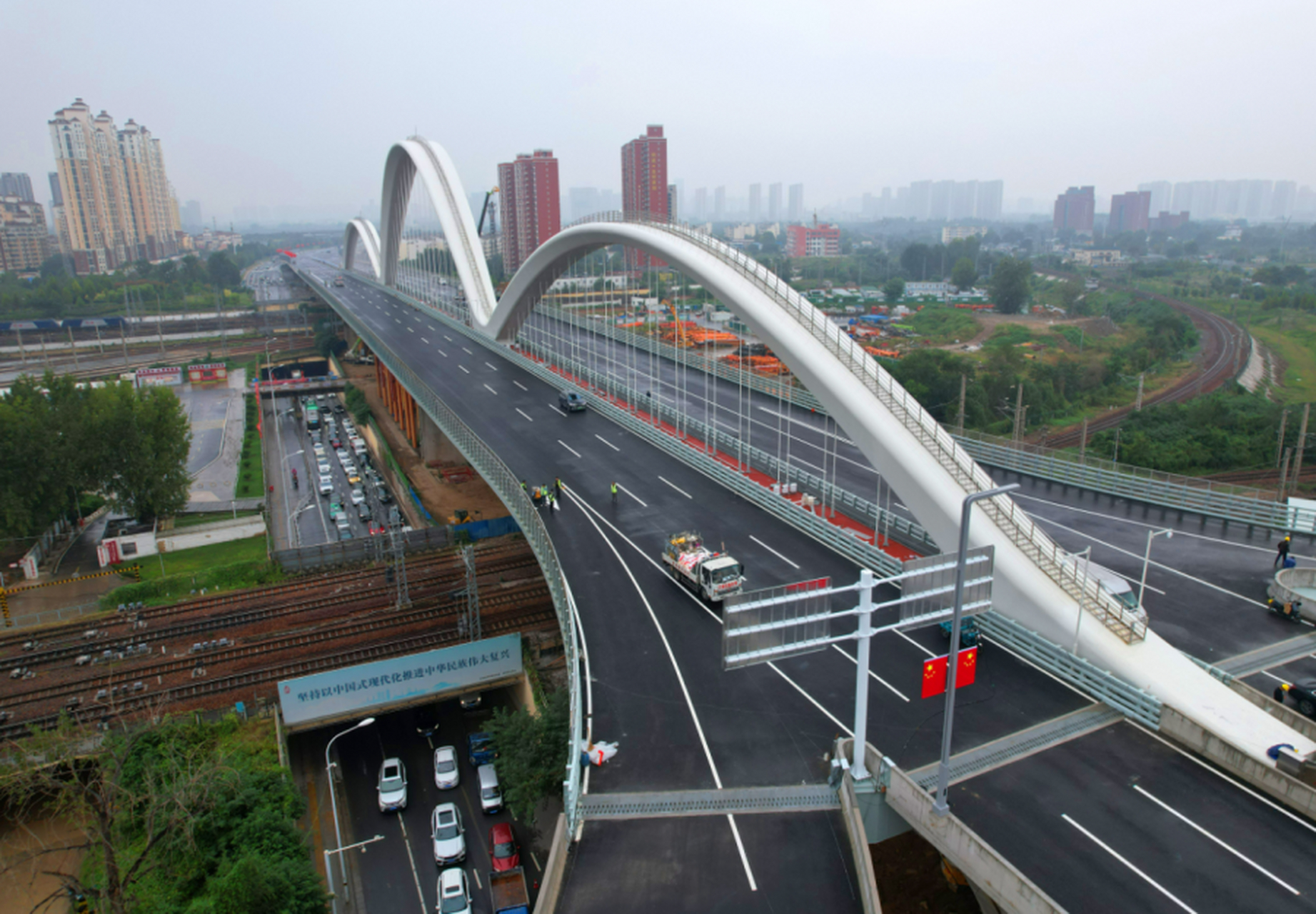 今日封面# 郑州彩虹桥#设计河南#三道"彩虹"下,双向8车道的桥面上