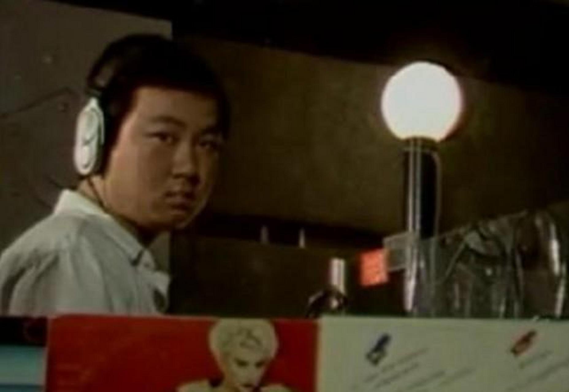 gif创作人# 明星老照片:图1年轻时的郭冬临呆萌可爱,图4王菲青春堪