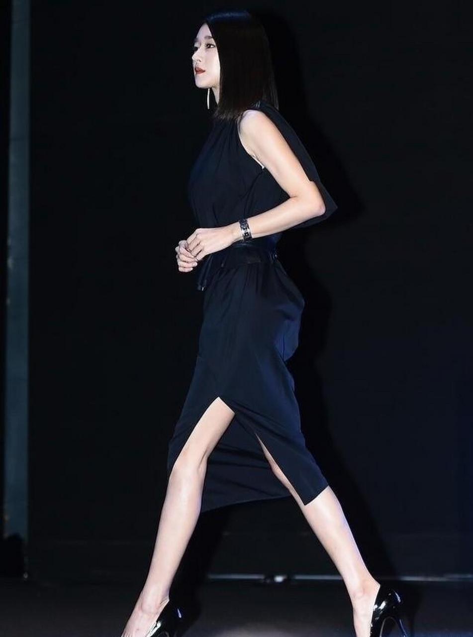 gif创作人# 韩国女演员徐睿知穿着黑色侧开衩连衣裙,脚上穿着黑色