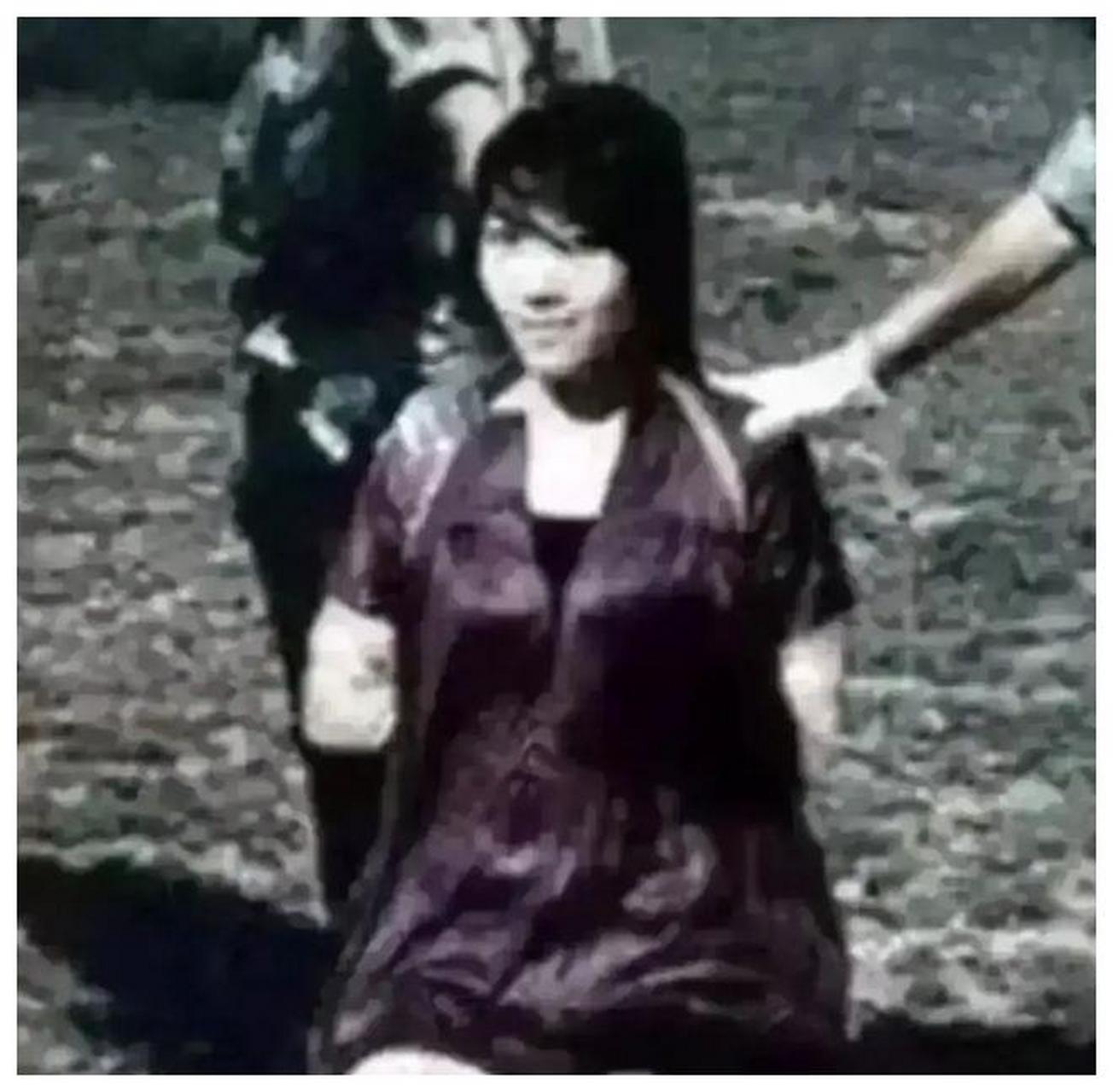 照片上,一名女子被五花大绑,面对镜头竟展现出一抹诡异的微笑.