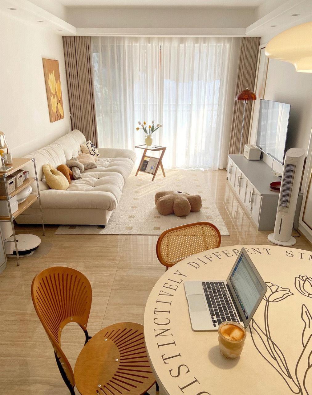 20平一字形客餐厅:开间3.3m*总长6.55m 云朵沙发:长2.6m总深1.