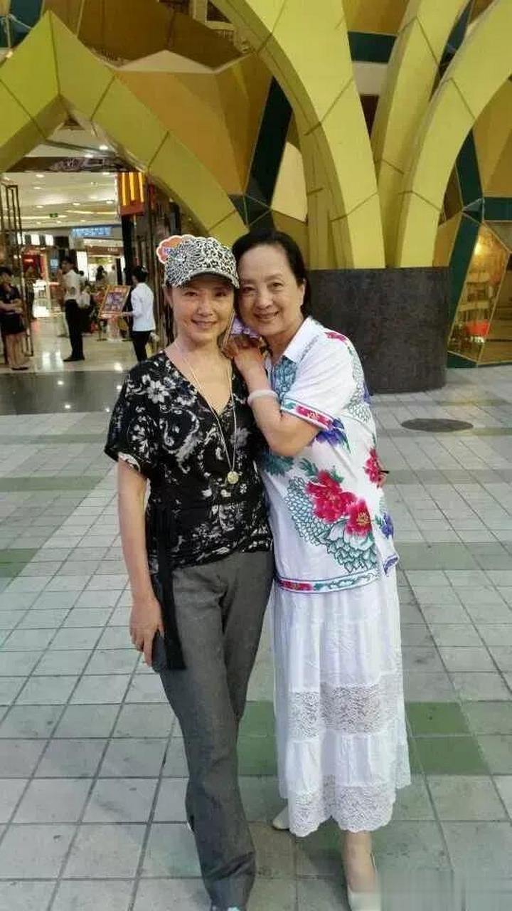 在许多人眼里,当年的姜黎黎也是一位十分性感让人难以忘怀的女明星.