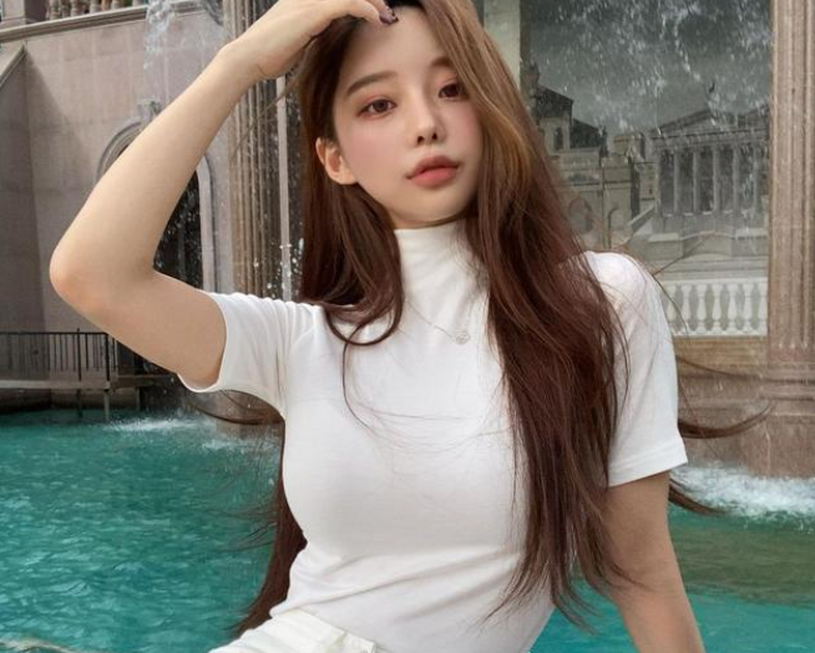 边娥英是一位长相靓丽,身材火辣的90后韩国女网红,因其自拍和视频在