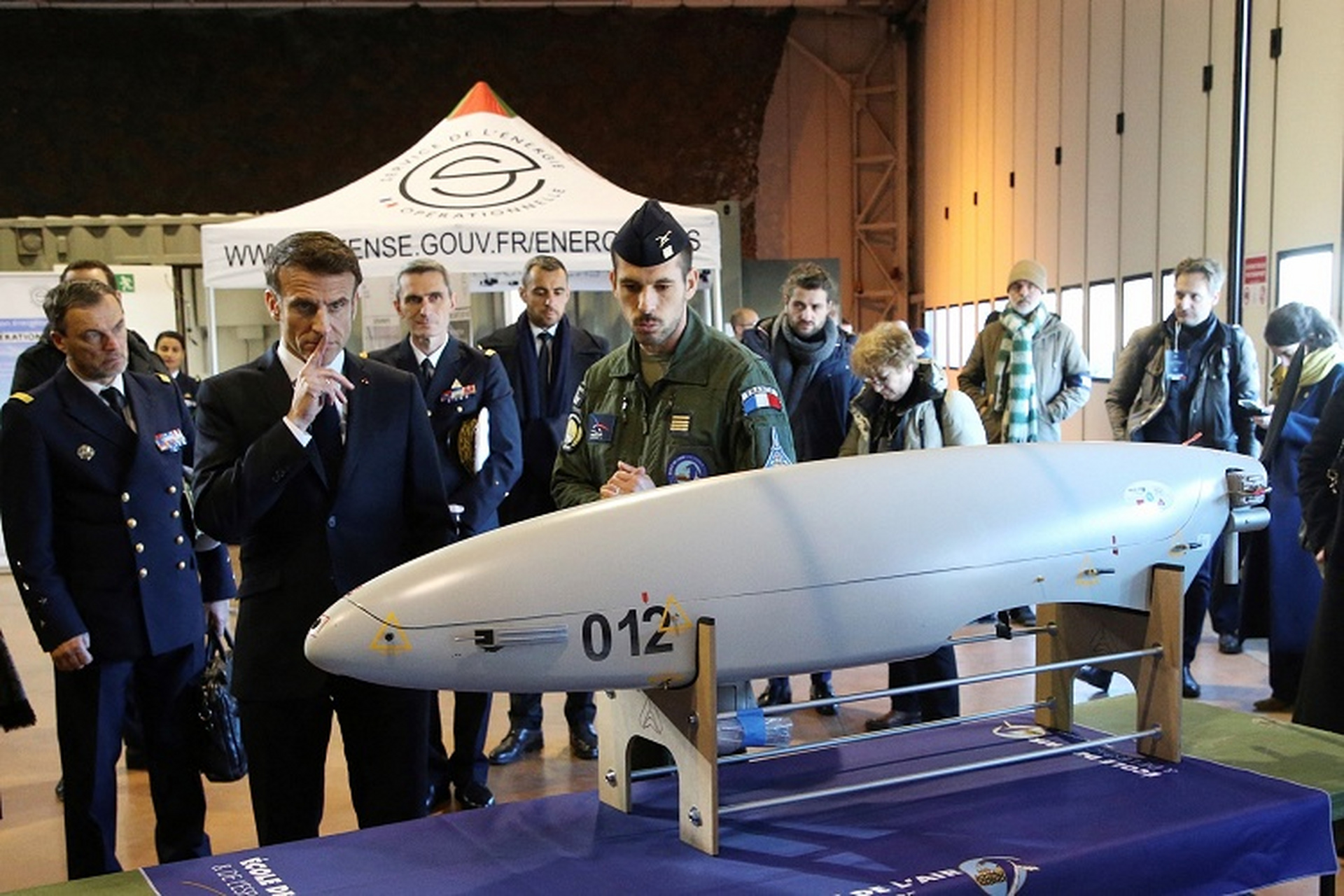 法国拟大幅提高军费 法国总统 emmanuel macron 视察蒙德马桑空军基地