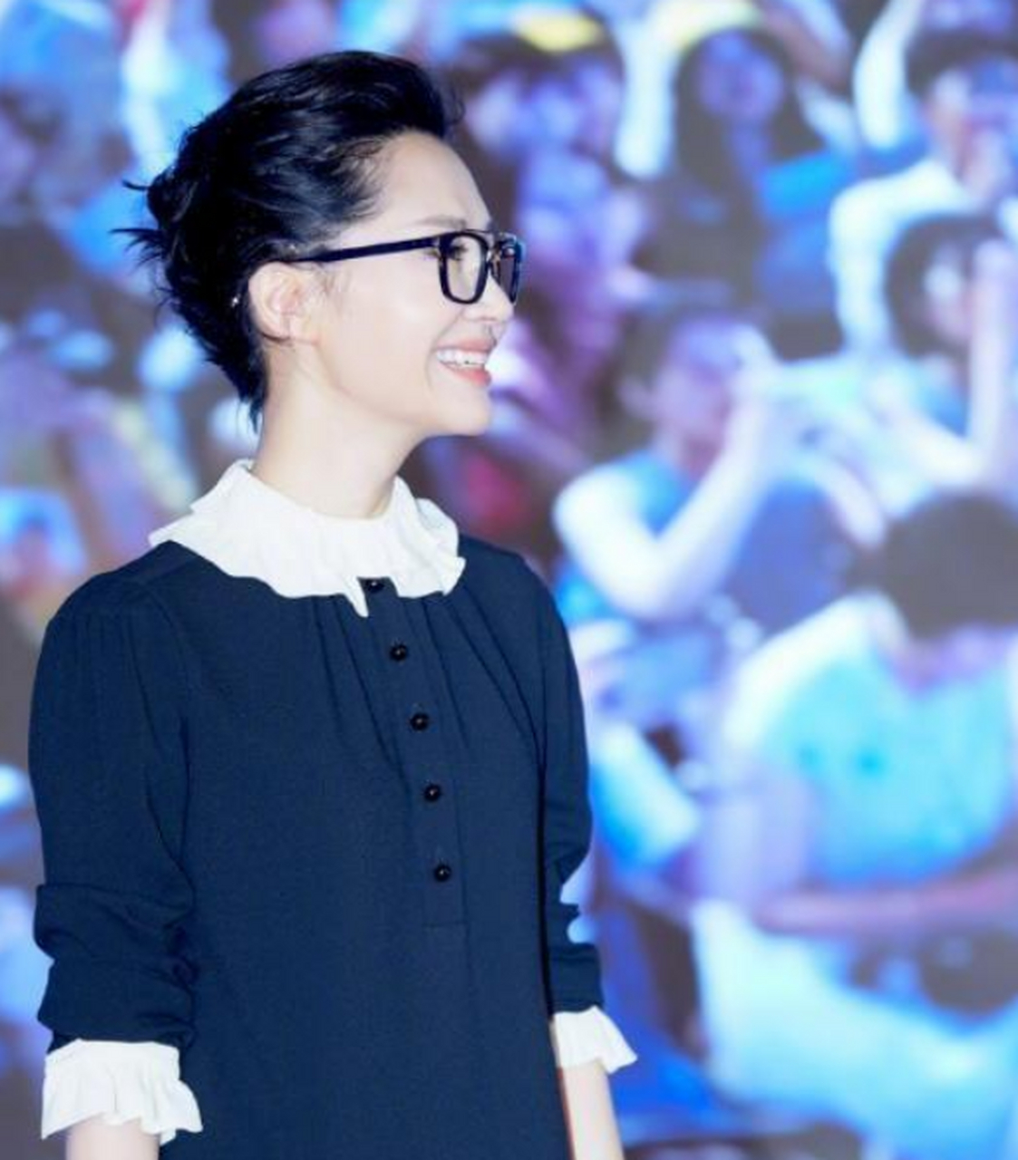 许晴扎麻花辫太撩人,穿斜肩金属蓝色连衣裙,越高调越惊艳