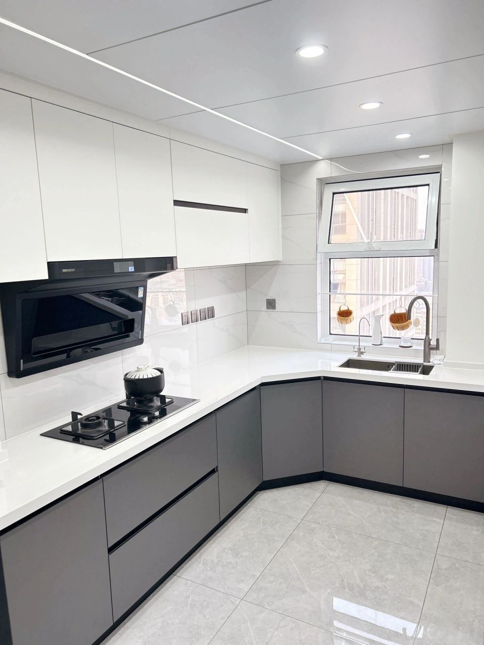 橱柜当初老公的选上下都是灰色,幸好自己坚持上浅下深,这样的效果我