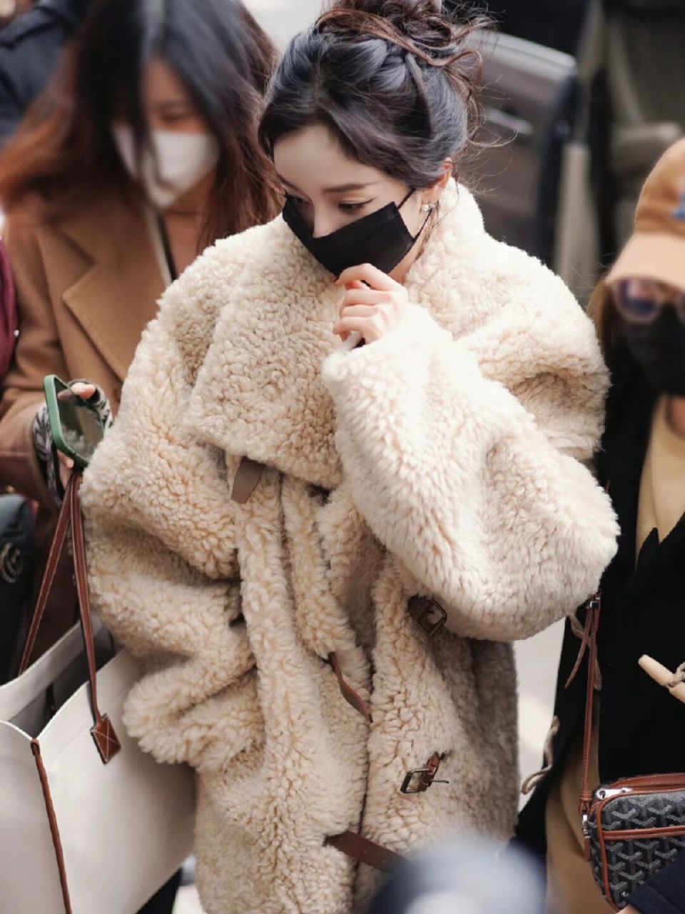 杨幂穿这件羊羔毛简直是我梦想中的样子, 慵懒感十足!