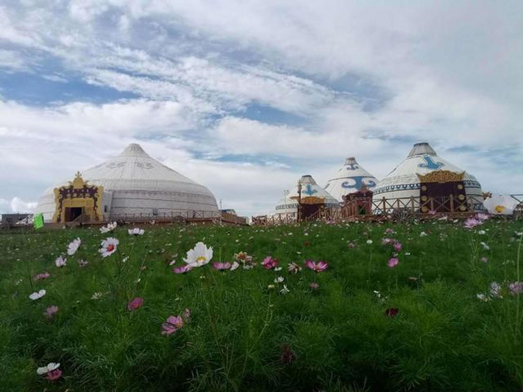 诗画草原度假旅游区位于达茂旗巴音敖包苏木达布希拉图嘎查乌兰哈达