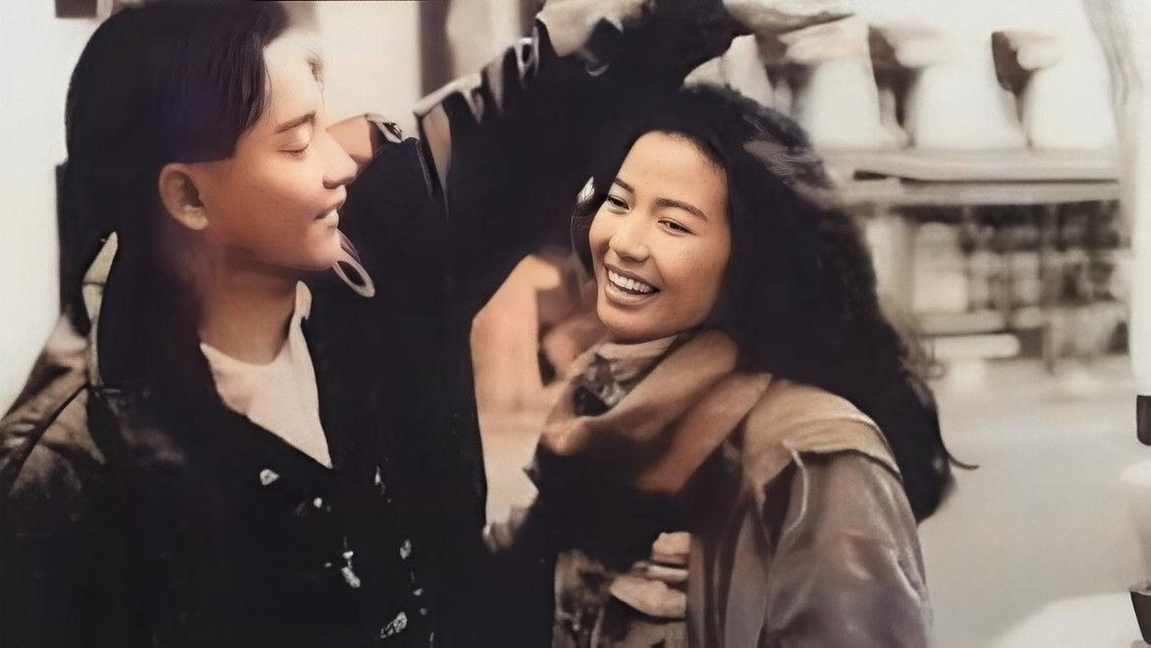 张国荣和钟楚红,张合影在法国街头,1991年.