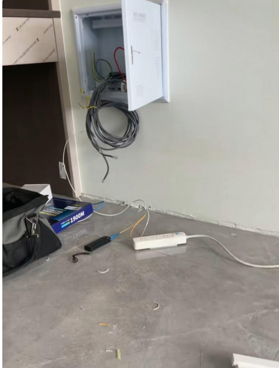 你们有没有发现,装宽带的师傅,装着装着中途为什么会离开一会呢?